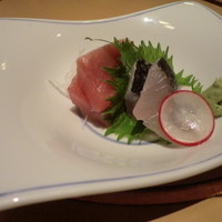 月亭 町田店 - 造り：飛び魚、マグロ