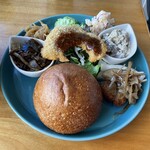 カメイノ食堂 - パンとご飯で食べるメルジメッキチョルバス