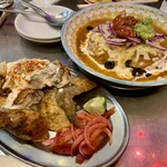 墨国回転鶏食堂 - 鶏半身とケサディージャでお腹いっぱい！