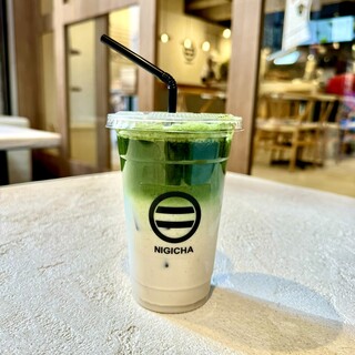 注文を受けてから抹茶を立てる至極の抹茶ラテ