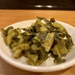 麺処 やのや - カウンター上に高菜あり　白飯は有料