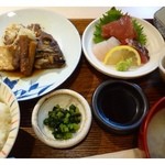 魚とく - 日替わり和定食（1200円）・・煮魚・刺身・小鉢2種・アラ汁・ご飯・デザートのセットです。