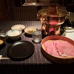 瀬里奈 - しゃぶしゃぶのたれ3種、魚沼産コシヒカリご飯、佐賀県産特選牛A5リブロース等が揃った様子です。