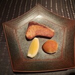 瀬里奈 - 北海道産の天上鰤の塩焼に添えてある大根おろしに、醤油をかけた様子です。