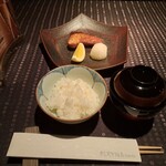 瀬里奈 - 北海道産の天上鰤の塩焼と魚沼産コシヒカリご飯、お味噌汁の入ったお椀です。