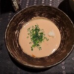 瀬里奈 - しゃぶしゃぶのゴマだれに、おろしニンニクを入れた様子です。