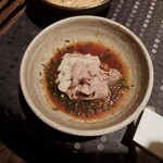 瀬里奈 - しゃぶしゃぶのスープで調理した佐賀県産特選牛A5リブロースのしゃぶしゃぶ肉を、ポン酢の中に入れた様子です。