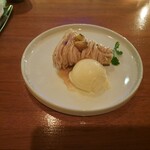 瀬里奈 - 栗のタルトに、メープルシロップをかけた様子です。