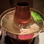 瀬里奈 - しゃぶしゃぶのスープで調理している山えのきや豆腐などです。