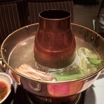 瀬里奈 - しゃぶしゃぶのスープで調理している山えのきと白菜です。