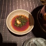 瀬里奈 - しゃぶしゃぶのポン酢に、おろしニンニクを入れた様子です。