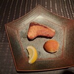 瀬里奈 - 北海道産の天上鰤の塩焼に、レモン汁をかけた様子です。