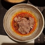 瀬里奈 - しゃぶしゃぶのスープで調理した佐賀県産特選牛A5リブロースを、ピリ辛だれの中に入れた様子です。