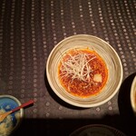 瀬里奈 - しゃぶしゃぶのピリ辛だれに、おろしニンニクを入れた様子です。