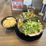 王道家直系 家系ラーメン がく - 