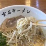玄石ラーメン - 細麺ストレートのこの麺も店主の手作りらしい