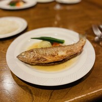 シェ・ホシノ - 姫鱒のムニエル、シェ・ホシノ風。皮はパリッパリ、身葉はふっくら。塩分が絶妙でソースも美味しい。おかわりしたいくらい美味しかった。絶品。