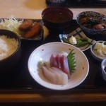 Robata Daikou - 今日のメニュー（白身魚、小イカと小松菜の炒め煮）（８４０円）