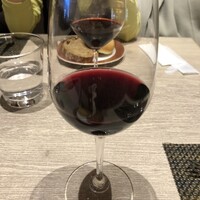 ゴドノフ東京 丸ビル店 - 珍しく甘味があるという赤ワインを注文、結構いけました