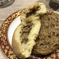 ゴドノフ東京 丸ビル店 - ピロシキは中身が詰まっていてボリュームありました