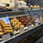 パティスリー アサカ - ショーケース1