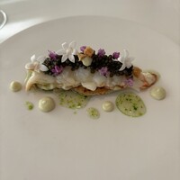 レミニセンス - レアな質感を残した赤座海老、上にはキャビアと食感のアクセントにクルトン、下には山芋のガレット、シブレットのオイルで香り付けした海老出汁のソース、ウイキョウのピューレ