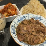 炭火焼肉 にく式 - キムチ　もやしナムル　牛スジ煮込み