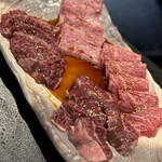 炭火焼肉 にく式 - 上カルビ　ハラミ薄　ハラミ厚　カイノミ薄