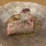 祇園 にし - 牛ロースと揚げ海老芋の餡かけ