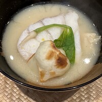 祇園 にし - クエ、焼き百合根、湯葉の白味噌仕立てのお椀