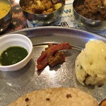 インド料理 パリワル - 鮮烈な香りのチャトニとアチャール