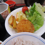 アルモントホテル - 本日は美味しかったメンチカツもあって、洋も充実してました♪