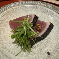 鮨 しみづ - カツオ　藁で〜