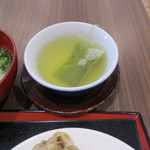 アルモントホテル - 前回と全く同じはずの緑茶。あの時は古かったのか、お湯が温かったのか