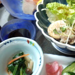 和菜旬菜 ひだまり - きまぐれランチはメインに小鉢と刺身付き