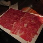 神戸プレジール - 奥が〈神戸ビーフ〉ランプ・もも　手前が〈但馬牛〉　　ロース