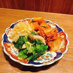 厳選焼肉 一石三鳥 - ナムル・キムチ盛り合わせ