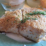 壱弐参 CAFE - メカジキにケシの実をまぶしてソテーし、あさりのクリームソースを添えた、手の込んだ一品