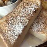 カピアンコーヒー - シナモントーストには甘くないクリームをつけて