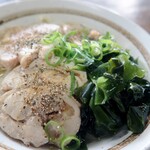 ヨコクラうどん - 鶏チャーには多めの胡椒がお薦め