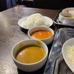 クリスタル ジョジョ - シーフードカレー（手前）とバターチキンカレー（奥）
