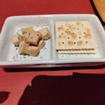 お茶づけバーZUZU - クラッカーとクリームチーズ山葵醤油漬け