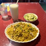 ボンゴカレー - 料理写真:チキンビリヤニ・ラッシー