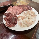 焼肉ホルモンはまえ - ツヤツヤ新鮮なお肉たち