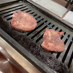 焼肉ホルモンはまえ - こんな分厚いタンも