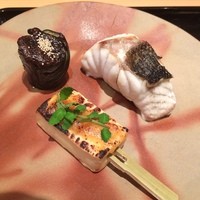 日本料理 丸しま - 鱸の炭火焼と赤味噌の茄子田楽、そして白味噌の豆腐田楽。しっかりとした和食の仕事を楽しめます。