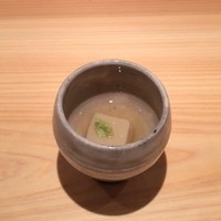 日本料理 丸しま - まず突き出しは胡麻豆腐。上品なあんも良い味付けです。