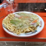 新ちゃん - かた焼きそば　左側がパリパリの部分
