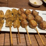 新時代 - スパイスもも串、つくね串 各1串198円