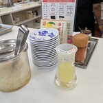 天麩羅処 ひらお - 調味料と大根の酢漬物